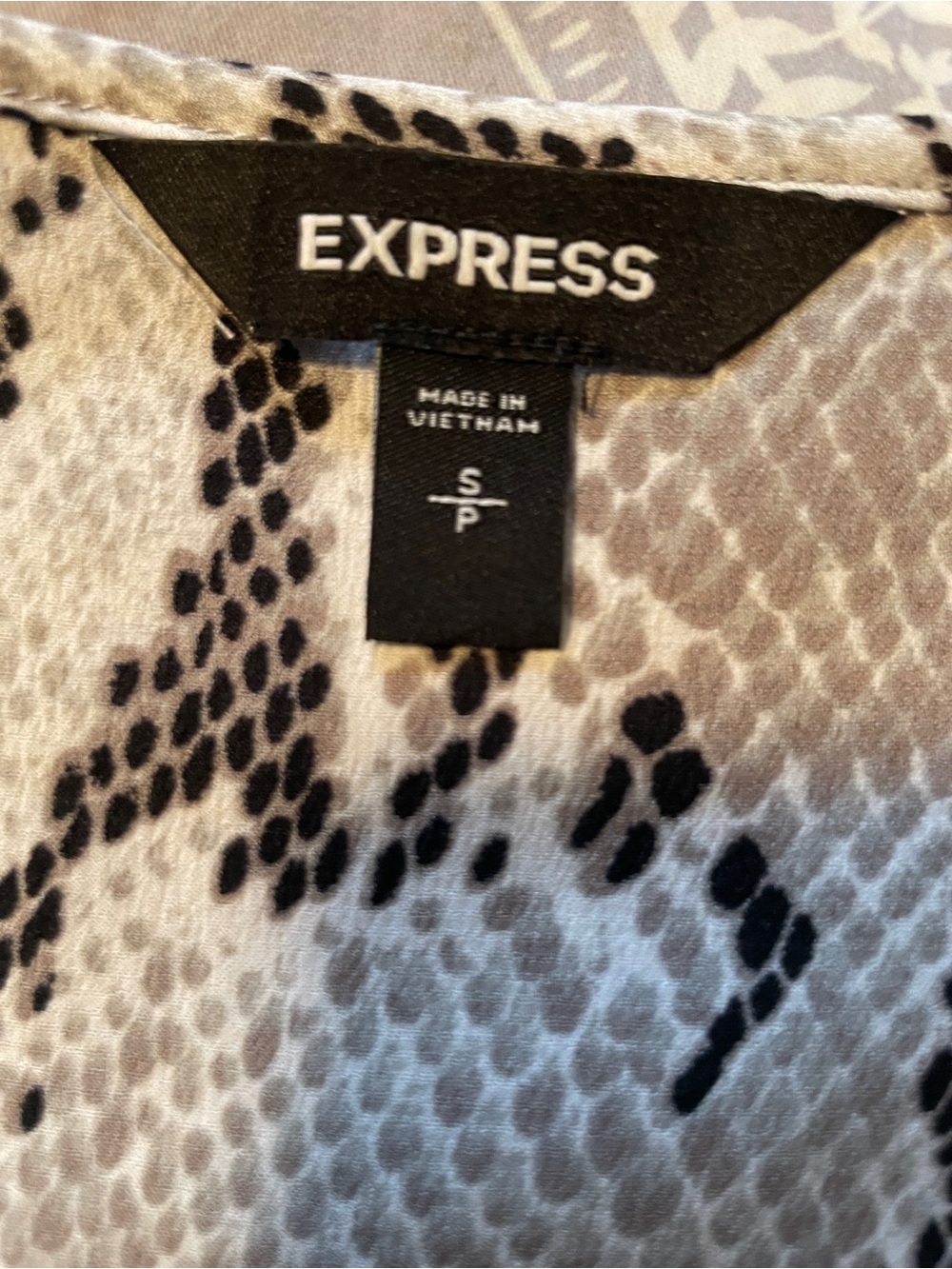 Express Snake Print V-Neck Short Sleeve Top - Gray/Black - Picture 8 of 10